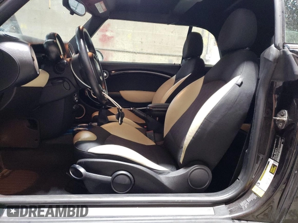 2015 MINI Convertible z VIN WMWZN3C59FT266929, wystawiony jako Copart lot #57264985 z przebiegiem 110 200 mil mil oraz Szkoda całkowita • Salvage title. Historia ofert i sprzedaży dostępna na DreamBid. Obrazek 7.