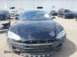 2014 Tesla Model S 60 z VIN 5YJSA1H1XEFP44397, wystawiony jako IAAI lot #42140917 z przebiegiem 136 515 mil mil oraz . Historia ofert i sprzedaży dostępna na DreamBid. Obrazek 13.