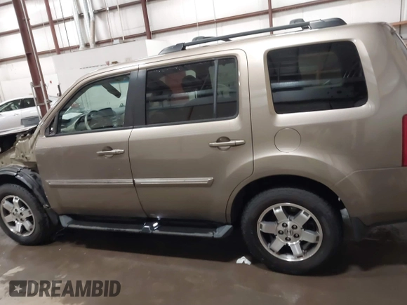 2011 Honda Pilot Touring with VIN 5FNYF4H92BB053458, listed as a IAAI auction lot 41594708 with 136,454 mi miles. Bid and sale history available at carsss.com. Image 15.