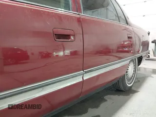 1995 Cadillac DeVille z VIN 1G6KD52B0SU247994, wystawiony jako IAAI lot #42310309 z przebiegiem 137 455 mil mil oraz . Historia ofert i sprzedaży dostępna na DreamBid. Obrazek 6.