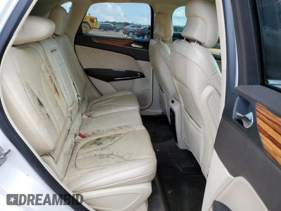 2015 Lincoln MKC z VIN 5LMCJ1A98FUJ18143, wystawiony jako Copart lot #56181915 z przebiegiem 105 933 mil mil oraz Szkody całkowita. Historia ofert i sprzedaży dostępna na DreamBid. Obrazek 11.