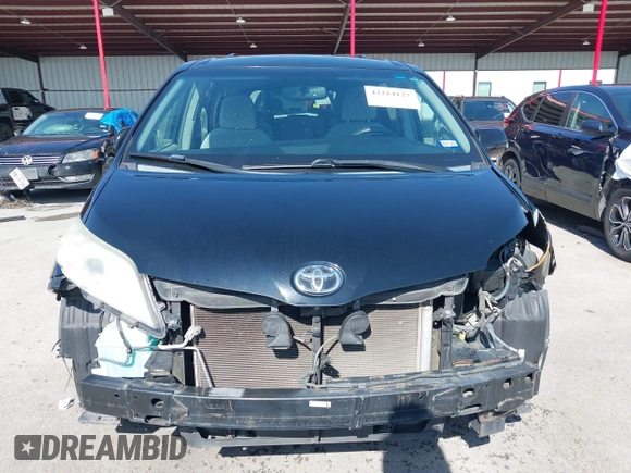 2015 Toyota Sienna LE AAS z VIN 5TDKK3DC0FS613377, wystawiony jako IAAI lot #42214127 z przebiegiem 135 836 mil mil oraz . Historia ofert i sprzedaży dostępna na DreamBid. Obrazek 13.