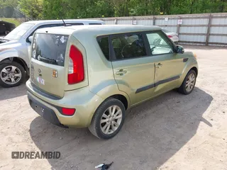2013 Kia Soul + z VIN KNDJT2A6XD7486937, wystawiony jako IAAI lot #42087302 z przebiegiem 296 951 mil mil oraz . Historia ofert i sprzedaży dostępna na DreamBid. Obrazek 4.