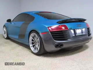 2011 Audi R8 z VIN WUAAUAFGXBN001538, wystawiony jako Copart lot #72457134 z przebiegiem 66 599 mil mil oraz Szkoda całkowita • Salvage title. Historia ofert i sprzedaży dostępna na DreamBid. Obrazek 4.