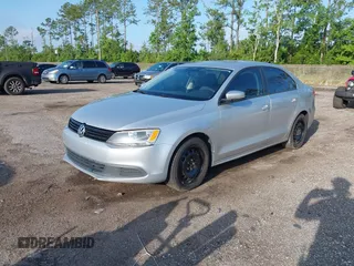 2014 Volkswagen Jetta SE с VIN 3VWD17AJ3EM227750, выставлен на аукционе IAAI как лот 42451317 с пробегом 138 666 миль миль и . История ставок и продаж доступна на DreamBid. Изображение 2.