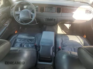 2000 Lincoln Town Car Executive z VIN 1LNHM81W4YY868617, wystawiony jako Copart lot #56349095 z przebiegiem 152 512 mil mil oraz Szkody całkowita. Historia ofert i sprzedaży dostępna na DreamBid. Obrazek 8.