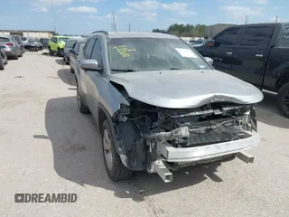 2018 Jeep Compass Latitude z VIN 3C4NJDBBXJT180665, wystawiony jako IAAI lot #41769618 z przebiegiem 128 309 mil mil oraz . Historia ofert i sprzedaży dostępna na DreamBid. Obrazek 1.