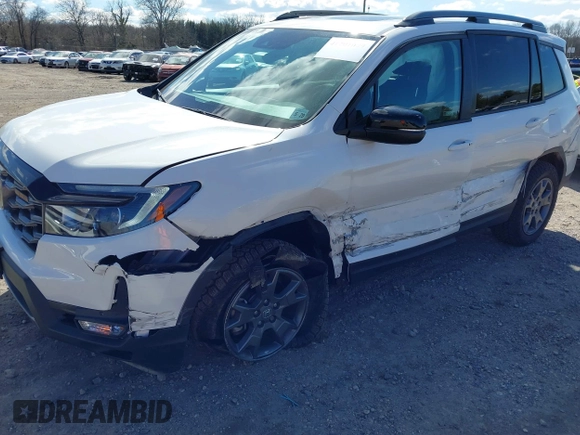 2024 Honda Passport TrailSport with VIN 5FNYF8H69RB016415, listed as a IAAI auction lot 41701049 with 10,365 mi miles and . Bid and sale history available at DreamBid. Image 6.