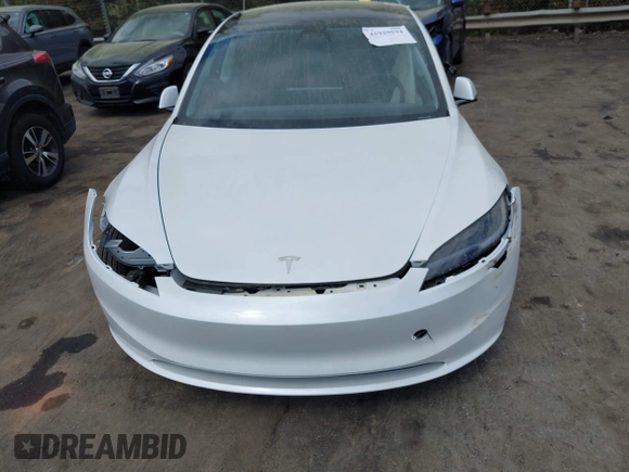 2025 Tesla Model 3 Long Range z VIN 5YJ3E1EAXSF929042, wystawiony jako IAAI lot #41929594 z przebiegiem 116 mil mil oraz . Historia ofert i sprzedaży dostępna na DreamBid. Obrazek 6.