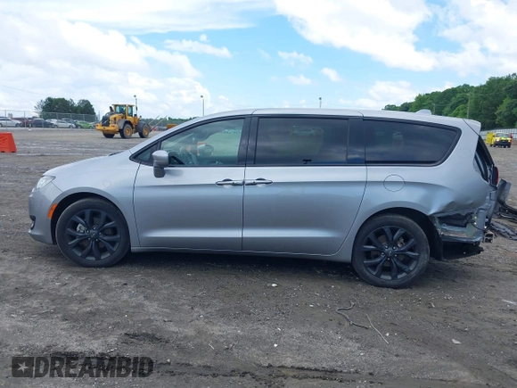 2019 Chrysler Pacifica Touring Plus z VIN 2C4RC1FG0KR574955, wystawiony jako IAAI lot #42254948 z przebiegiem 82 423 mil mil oraz . Historia ofert i sprzedaży dostępna na DreamBid. Obrazek 15.