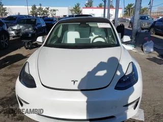 2022 Tesla Model 3 Long Range z VIN 5YJ3E1EB4NF331218, wystawiony jako IAAI lot #41827613 z przebiegiem 84 088 mil mil oraz . Historia ofert i sprzedaży dostępna na DreamBid. Obrazek 12.