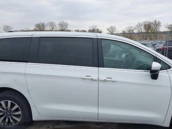 2023 Chrysler Pacifica Hybrid Touring L with VIN 2C4RC1L74PR540870, listed as a IAAI auction lot 42056528 with 46,940 mi miles. Bid and sale history available at carsss.com. Image 14.