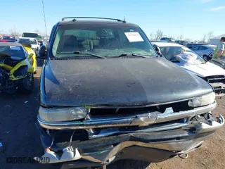 2003 Chevrolet Suburban LT with VIN 3GNFK16ZX3G236355, listed as a IAAI auction lot 38329078 with NaN miles. Bid and sale history available at carsss.com. Image 6.
