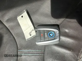 2014 BMW i8 z VIN WBY2Z2C57EVX64471, wystawiony jako IAAI lot #42244494 z przebiegiem 102 064 mil mil oraz . Historia ofert i sprzedaży dostępna na DreamBid. Obrazek 9.