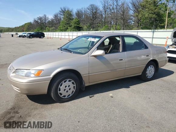 1998 Toyota Camry LE z VIN JT2BG22K8W0192431, wystawiony jako Copart lot #59421795 z przebiegiem 63 232 mil mil oraz Czysty tytuł • Clean title. Historia ofert i sprzedaży dostępna na DreamBid. Obrazek 1.