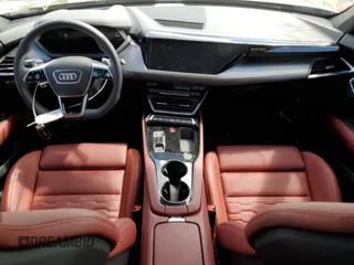 2022 Audi RS e-tron GT z VIN WAUBHBFWXN7904541, wystawiony jako Copart lot #68877093 z przebiegiem 2676 mil mil oraz . Historia ofert i sprzedaży dostępna na DreamBid. Obrazek 8.