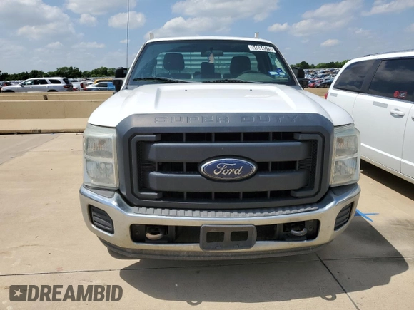 2015 Ford F-250 XL z VIN 1FTBF2A68FEB80829, wystawiony jako Copart lot #54684575 z przebiegiem 300 026 mil mil oraz Czysty tytuł • Clean title. Historia ofert i sprzedaży dostępna na DreamBid. Obrazek 5.