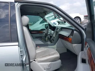 2005 Lincoln Navigator Luxury z VIN 5LMFU27505LJ13960, wystawiony jako IAAI lot #41893770 z przebiegiem Nie podano mil oraz . Historia ofert i sprzedaży dostępna na DreamBid. Obrazek 5.