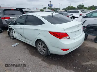 2013 Hyundai Accent GLS z VIN KMHCU4AE8DU275645, wystawiony jako IAAI lot #42139737 z przebiegiem 85 031 mil mil oraz . Historia ofert i sprzedaży dostępna na DreamBid. Obrazek 3.