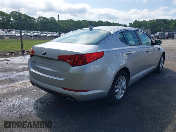 2013 Kia Optima LX z VIN 5XXGM4A72DG177062, wystawiony jako IAAI lot #42129883 z przebiegiem 144 097 mil mil oraz . Historia ofert i sprzedaży dostępna na DreamBid. Obrazek 4.