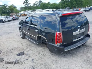 2010 Cadillac Escalade Luxury z VIN 1GYUCBEF6AR266325, wystawiony jako IAAI lot #42138908 z przebiegiem 151 110 mil mil oraz . Historia ofert i sprzedaży dostępna na DreamBid. Obrazek 3.