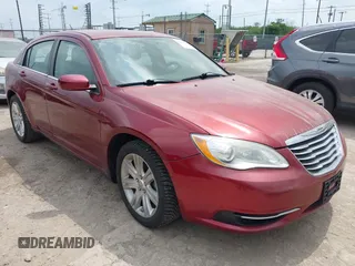 2013 Chrysler 200 Touring z VIN 1C3CCBBB8DN513668, wystawiony jako IAAI lot #42098336 z przebiegiem 162 746 mil mil oraz . Historia ofert i sprzedaży dostępna na DreamBid. Obrazek 1.