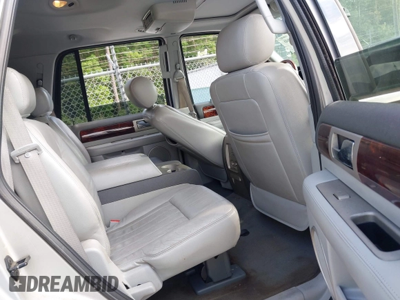 2004 Lincoln Navigator Luxury with VIN 5LMFU27R54LJ42646, listed as a IAAI auction lot 42088960 with 193,746 mi miles. Bid and sale history available at carsss.com. Image 8.