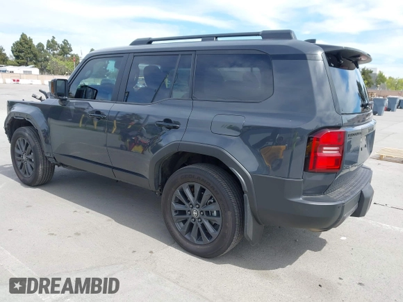 2024 Toyota Land Cruiser z VIN JTEABFAJ0R5007650, wystawiony jako IAAI lot #41981390 z przebiegiem 5 629 mil mil oraz . Historia ofert i sprzedaży dostępna na DreamBid. Obrazek 3.