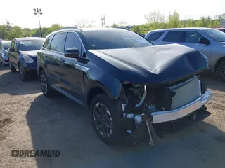 2025 Kia Sorento S z VIN 5XYRLDJC0SG349235, wystawiony jako IAAI lot #42146990 z przebiegiem 6 341 mil mil oraz . Historia ofert i sprzedaży dostępna na DreamBid. Obrazek 1.