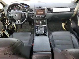 2015 Volkswagen Touareg Lux с VIN WVGEP9BP2FD004595, выставлен на аукционе Copart как лот 59020375 с пробегом 135 319 миль миль и Списание • Salvage title. История ставок и продаж доступна на DreamBid. Изображение 8.