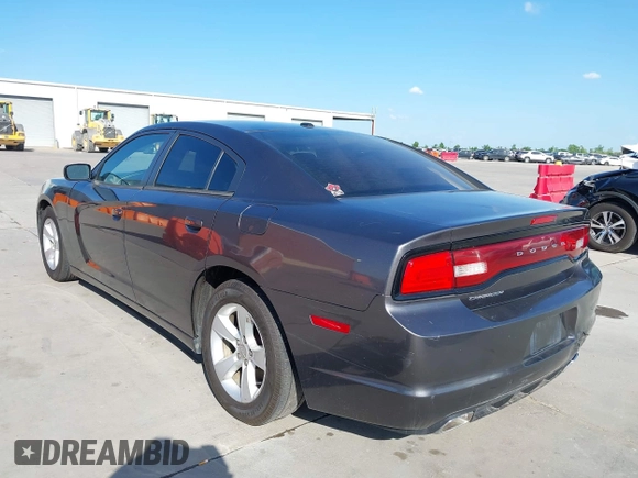 2013 Dodge Charger SE z VIN 2C3CDXBG5DH571669, wystawiony jako IAAI lot #42093056 z przebiegiem 181 157 mil mil oraz . Historia ofert i sprzedaży dostępna na DreamBid. Obrazek 3.