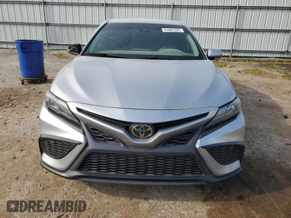 2022 Toyota Camry SE z VIN 4T1G11AK0NU666336, wystawiony jako Copart lot #41667525 z przebiegiem 68 545 mil mil oraz Szkoda całkowita • Salvage title. Historia ofert i sprzedaży dostępna na DreamBid. Obrazek 5.