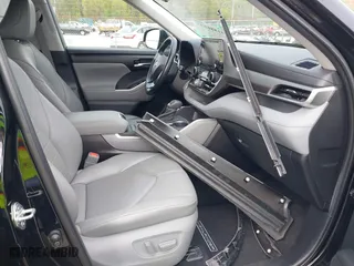 2021 Toyota Highlander XLE with VIN 5TDGZRAH3MS038077, listed as a IAAI auction lot 41886637 with 43,585 mi miles. Bid and sale history available at carsss.com. Image 5.