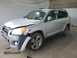 2011 Toyota RAV4 Sport z VIN JTMRK4DV2B5102579, wystawiony jako Copart lot #56059395 z przebiegiem 238 240 mil mil oraz Czysty tytuł • Clean title. Historia ofert i sprzedaży dostępna na DreamBid. Obrazek 1.