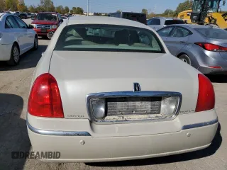 2004 Lincoln Town Car Ultimate z VIN 1LNHM83WX4Y607645, wystawiony jako Copart lot #72791093 z przebiegiem 172 917 mil mil oraz Szkody całkowita. Historia ofert i sprzedaży dostępna na DreamBid. Obrazek 6.