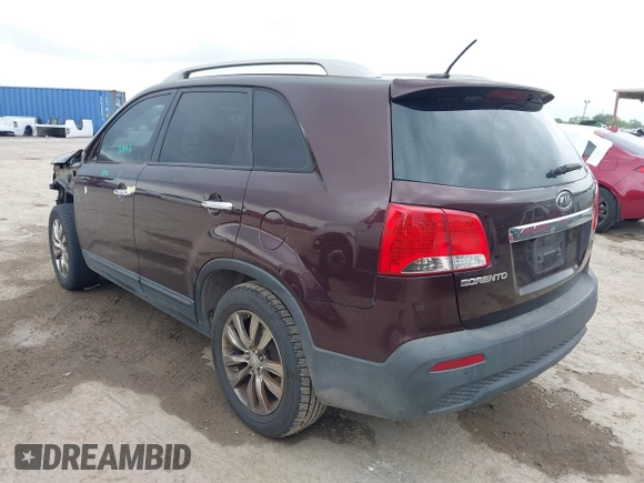 2011 Kia Sorento EX z VIN 5XYKU4A24BG052376, wystawiony jako IAAI lot #42113365 z przebiegiem 171 432 mil mil oraz . Historia ofert i sprzedaży dostępna na DreamBid. Obrazek 3.