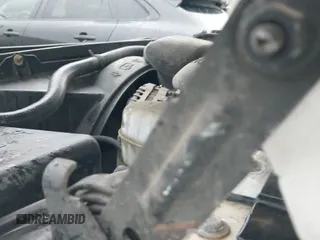 2004 Chevrolet Silverado 2500 LT z VIN 1GCGC23U04F211685, wystawiony jako IAAI lot #41817615 z przebiegiem 282 598 mil mil oraz . Historia ofert i sprzedaży dostępna na DreamBid. Obrazek 19.