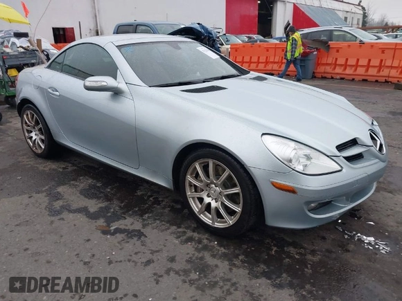 2005 Mercedes-Benz SLK 230/320 z VIN WDBWK56FX5F040781, wystawiony jako IAAI lot #41321130 z przebiegiem 100 319 mil mil oraz . Historia ofert i sprzedaży dostępna na DreamBid. Obrazek 1.