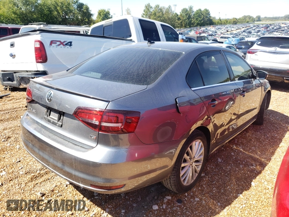 2016 Volkswagen Jetta SEL z VIN 3VWL17AJ5GM205618, wystawiony jako Copart lot #50642314 z przebiegiem 99 219 mil mil oraz Czysty tytuł • Clean title. Historia ofert i sprzedaży dostępna na DreamBid. Obrazek 4.
