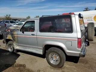 1988 Ford Bronco z VIN 1FMCU14T2JUA39593, wystawiony jako Copart lot #76556764 z przebiegiem Nie podano mil oraz Szkoda całkowita • Salvage title. Historia ofert i sprzedaży dostępna na DreamBid. Obrazek 2.
