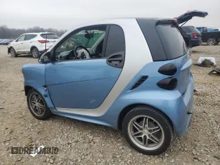 2015 Smart fortwo Passion z VIN WMEEJ3BA9FK791881, wystawiony jako Copart lot #43876595 z przebiegiem 56 699 mil mil oraz Szkody całkowita. Historia ofert i sprzedaży dostępna na DreamBid. Obrazek 2.