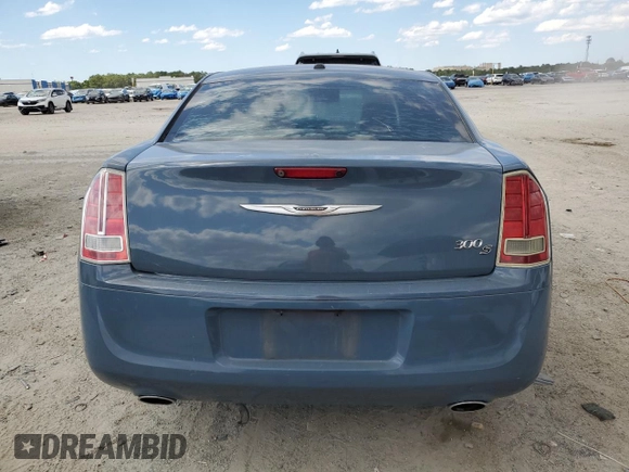 2014 Chrysler 300 S z VIN 2C3CCABG9EH276480, wystawiony jako Copart lot #55937975 z przebiegiem 98 129 mil mil oraz Czysty tytuł • Clean title. Historia ofert i sprzedaży dostępna na DreamBid. Obrazek 6.