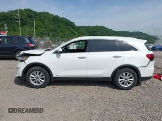 2020 Kia Sorento LX z VIN 5XYPGDA3XLG629029, wystawiony jako IAAI lot #42295788 z przebiegiem 53 388 mil mil oraz . Historia ofert i sprzedaży dostępna na DreamBid. Obrazek 14.