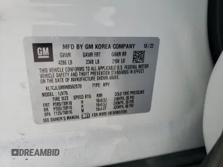 2022 Chevrolet Trax LT z VIN KL7CJLSM9NB562578, wystawiony jako Copart lot #53083895 z przebiegiem 17 916 mil mil oraz Szkoda całkowita • Salvage title. Historia ofert i sprzedaży dostępna na DreamBid. Obrazek 13.