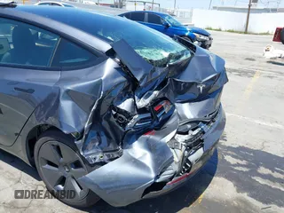 2023 Tesla Model 3 z VIN 5YJ3E1EA6PF694419, wystawiony jako IAAI lot #42268637 z przebiegiem 17 419 mil mil oraz . Historia ofert i sprzedaży dostępna na DreamBid. Obrazek 6.