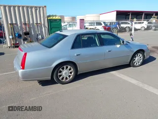 2008 Cadillac DTS 1SD z VIN 1G6KD57Y78U180638, wystawiony jako IAAI lot #42360062 z przebiegiem 90 012 mil mil oraz . Historia ofert i sprzedaży dostępna na DreamBid. Obrazek 4.