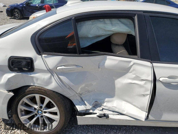 2017 BMW 3 Series 320i z VIN WBA8E1G3XHNU18555, wystawiony jako Copart lot #57665275 z przebiegiem Nie podano mil oraz Szkoda całkowita • Salvage title. Historia ofert i sprzedaży dostępna na DreamBid. Obrazek 10.