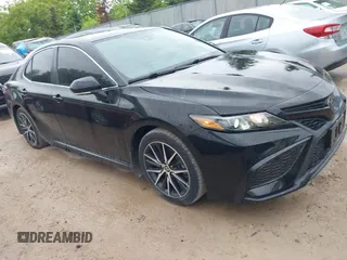 2023 Toyota Camry SE z VIN 4T1T11AK9PU772446, wystawiony jako IAAI lot #42356052 z przebiegiem 34 701 mil mil oraz . Historia ofert i sprzedaży dostępna na DreamBid. Obrazek 1.