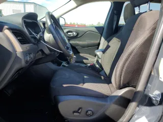 2016 Jeep Cherokee 75th Anniversary z VIN 1C4PJLCB7GW307294, wystawiony jako Copart lot #55767945 z przebiegiem 114 556 mil mil oraz Szkoda całkowita • Salvage title. Historia ofert i sprzedaży dostępna na DreamBid. Obrazek 7.