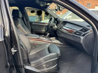 2013 BMW X6 xDrive50i z VIN 5UXFG8C54DL591836, wystawiony jako Copart lot #55171145 z przebiegiem 67 178 mil mil oraz Czysty tytuł • Clean title. Historia ofert i sprzedaży dostępna na DreamBid. Obrazek 5.